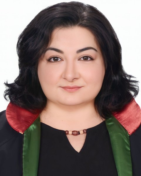 Av. Dr. iur. Duygu Dülger, avukat cübbesiyle